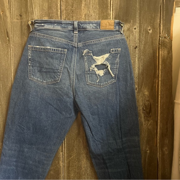 [01] American Eagle | Ripped Mom Jeans - Picture 6 of 7